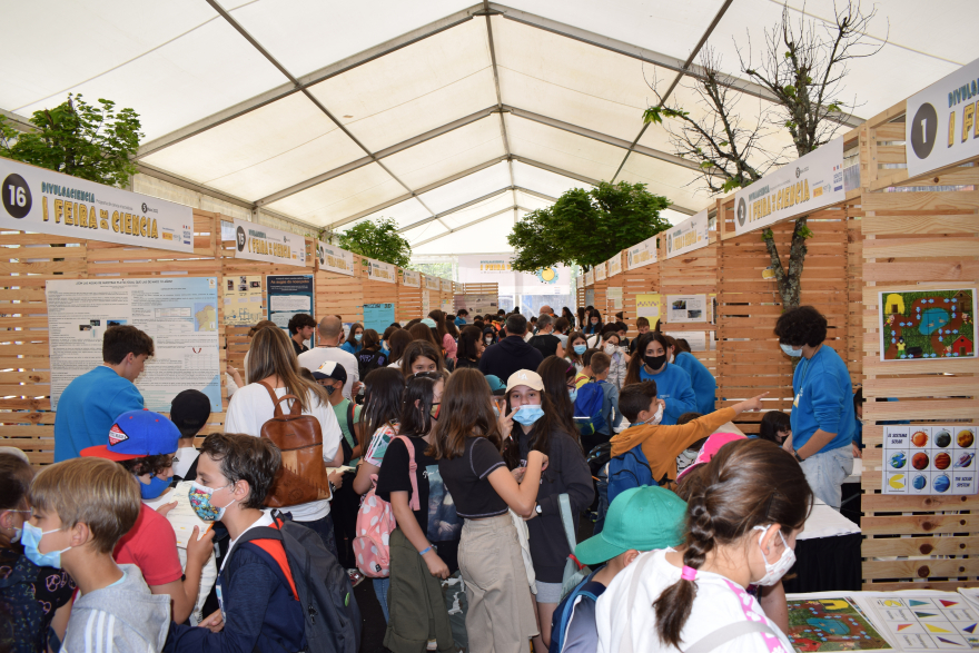 Centos de estudantes entusiasmados na Feira da Ciencia de Soutomaior